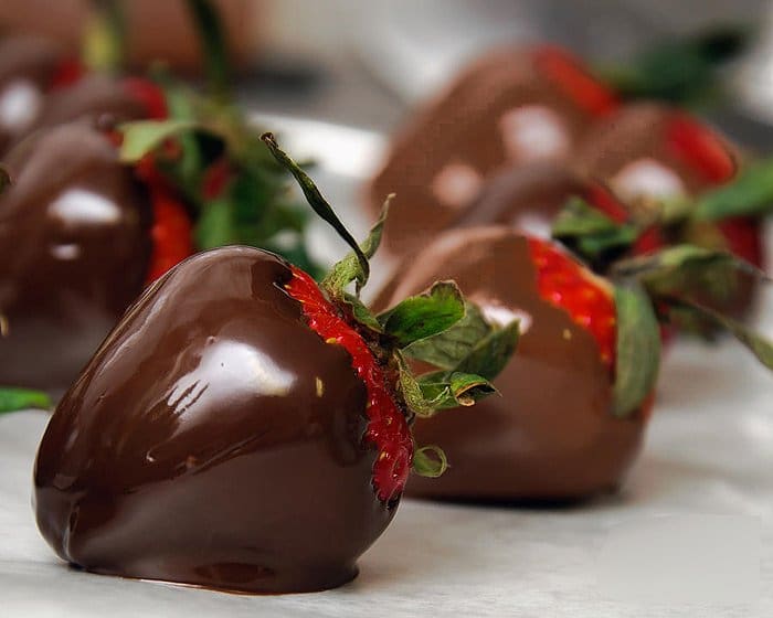 SUPERBOWL CHOCOLATE COVERED STRAWBERRIES
